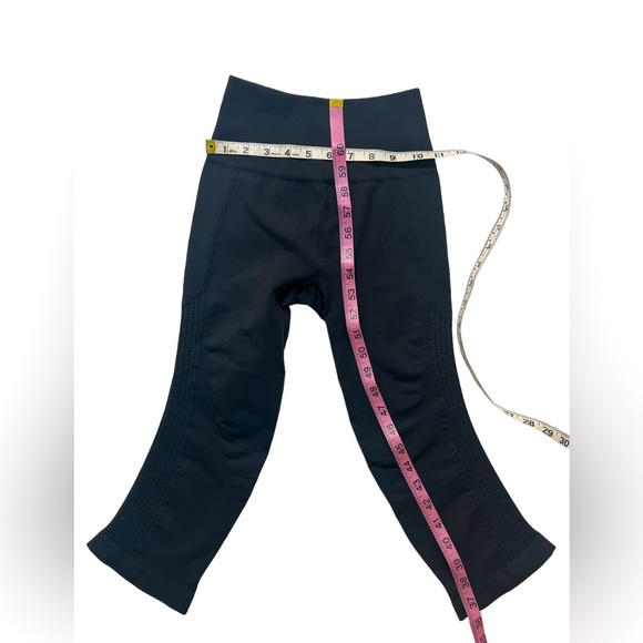 Lululemon Cropped Compression Leggings ~ Sz 2 - Picture 5 of 6